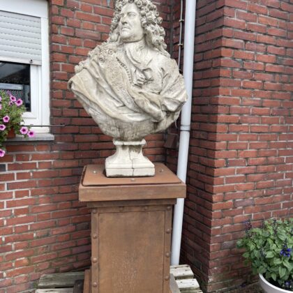 Figur auf Sockel