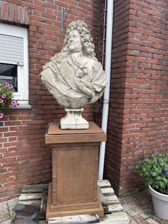 Figur auf Sockel